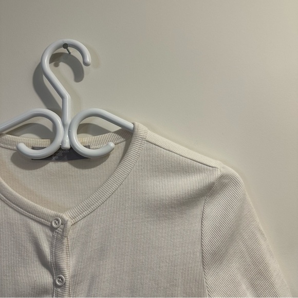 8 seconds | women's small white Button-Up Short Sleeve Top with ruffles - Picture 3 of 8